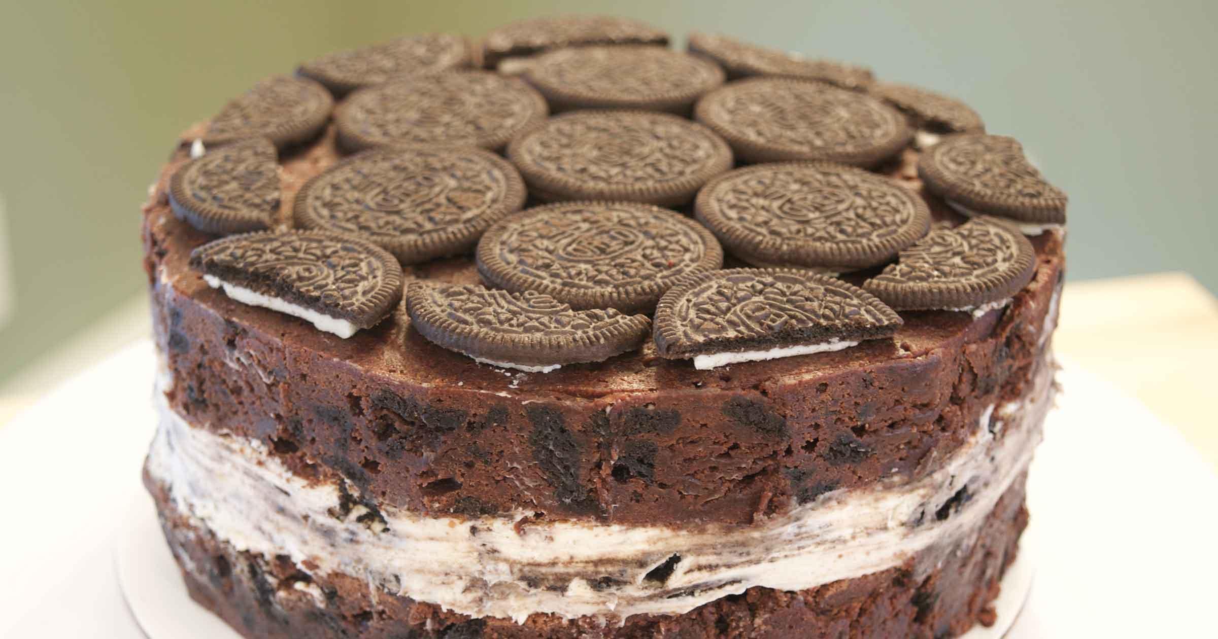 Top of the cake, covered with tightly packed Oreos